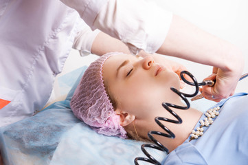 Obraz na płótnie Canvas Cosmetologist performs the rejuvenation procedure