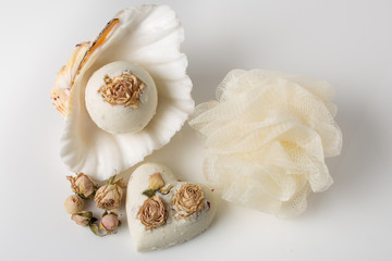 Bomb salt bath decorated with dried roses