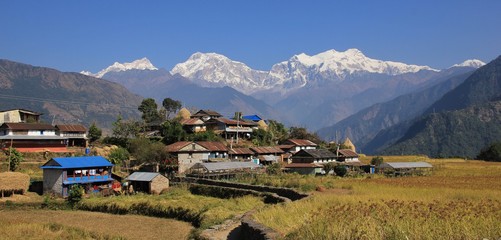 Nepalesisches Dorf und schneebedecktes Manaslu-Gebirge.