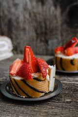 Biscuit roll with strawberries and chocolate