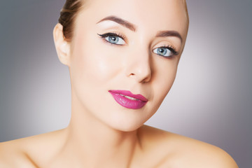 Obraz premium portrait of model with perfect skin over grey background