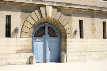 Grande porte bleue dans la cour du château de Vincennes