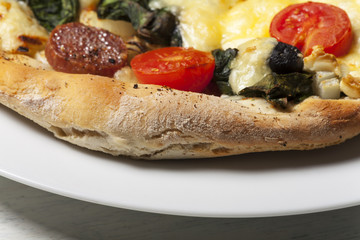 Nahaufnahme einer Spinat-Pizza
