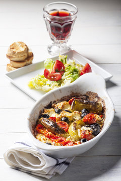 Gegrillter griechischer Feta-Käse mit Tomate