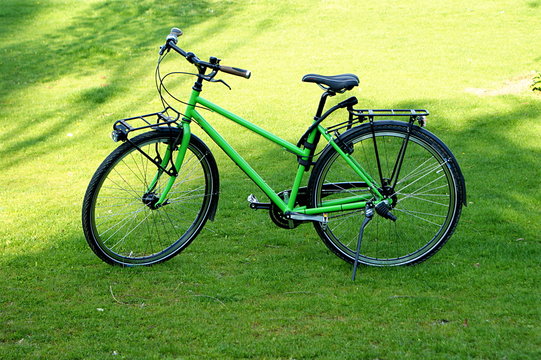 Fahrrad im Gr&uuml;nen