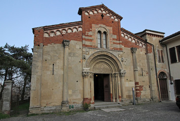 Fototapeta premium chiesa romanica di Santa Fede a Cavagnolo (Torino); la facciata