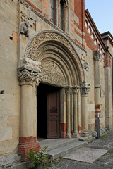 chiesa romanica di Santa Fede a Cavagnolo (Torino); portale e facciata di scorcio
