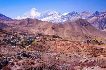Photo sur Plexiglas Dhaulagiri vallée et ville de Muktinath, lieu saint pour les bouddhistes et les hindouistes dans l& 39 Himalaya, et montagne du Dhaulagiri, Népal, circuit de l& 39 Annapurna   Région de l& 39 Himalaya.