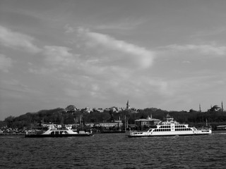 Fähren und Fährschiffe über den Bosporus bei Sonnenschein vor dem Topkapi Palast an der Einfahrt...