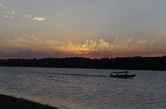 pirogue sur le fleuve Oyapock, Br&eacute;sil au coucher du soleil