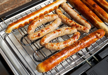 gegrillte Bratwürste auf dem Elektrogrill