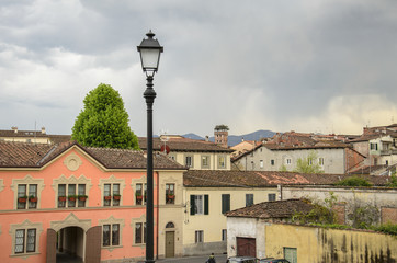 Fototapeta na wymiar Lucca vista da sopra le mura