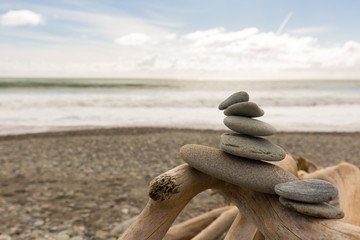 Balance mit Steinen am Meer