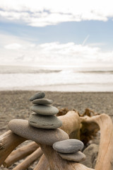 Balance mit Steinen am Meer