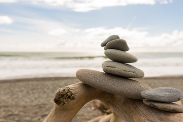Balance mit Steinen am Meer