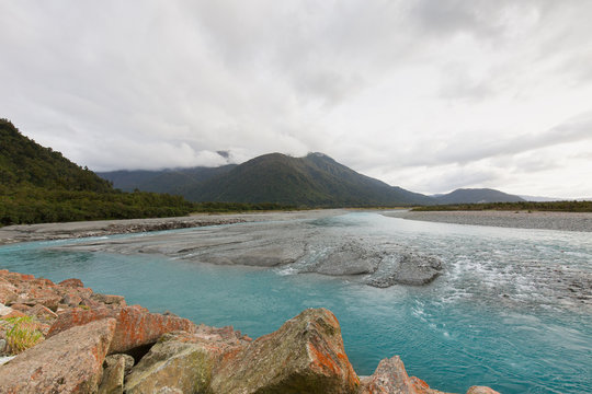 Blauer Fluss nähe Franz Josef Gletscher in Neuseeland