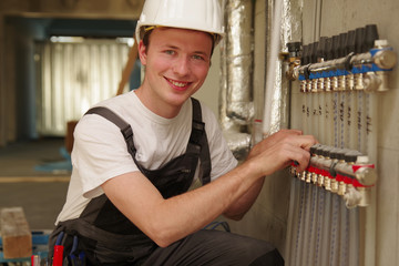 Installateur bei der Arbeit