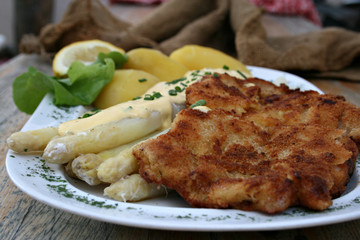 spargel in milch gekocht, schnitzel, wiener, selbstgemacht, werbetafel, urbano, lifestyle, bio