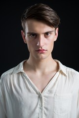 Obraz premium Androgynous man posing against grey background