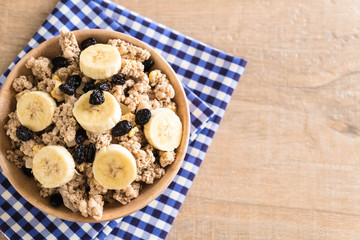 granola with banana, raisin and milk