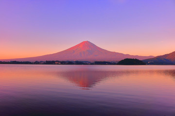 Fototapeta na wymiar 【山梨県】河口湖から赤富士
