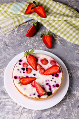 Short tart with currants, strawberry and souffle