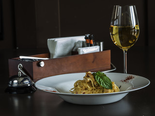 Spaghetti with cream sauce