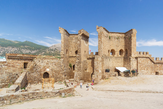 Главные ворота с привратными башня изнутри в Судакской Генуэзской крепости, Крым