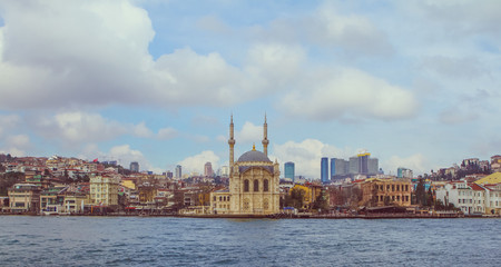 Fototapeta premium Ortakoy Mosque (Mosque of Sultan Abdulmecid) on the Bosphorus in Istanbul, Turkey