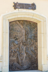 Rzeźbione drzwi do kościoła Ojców Bernardynów 