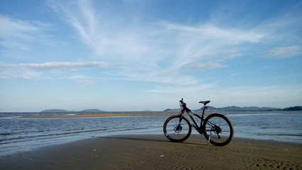 Obraz premium Cycling to a seaside in the Gulf of Thailand.