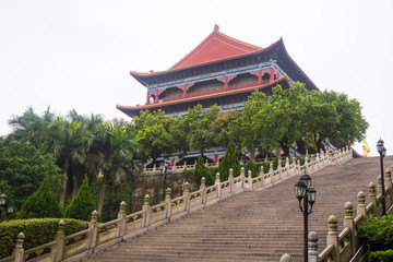 Obraz premium Staircase to temple with traditional Chinese roof