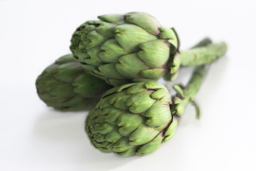 Obraz premium Roman artichokes on a white background