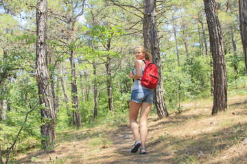 Obraz premium Beautiful young girl with a backpack in the tourism campaign