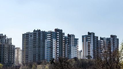Obraz premium New high modern unfinished houses in the city