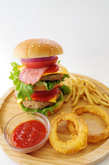 ハンバーガーとポテトとオニオンリング