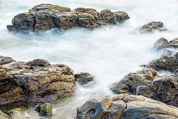 Brandung des Atlantik mit Felsen in Langzeitbelichtung