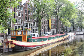 Fototapeta na wymiar Amsterdam canal with boats