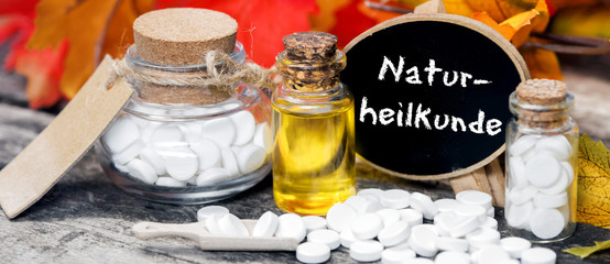 Banner Naturheilkunde Schüssler Salze Herbstflair und Baumrinde