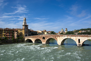 Obraz premium Il ponte Pietra a Verona,Italia, attraversato dal fiume Adige