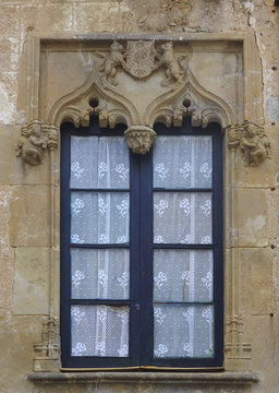 Ventana antigua restaurada con escudo her&aacute;ldico restaurada