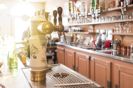 bar brasserie bouteille comptoir verre eau boire boisson caf&eacute; restaurant ap&eacute;ritif commerce