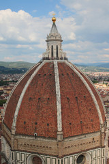 Vista della celebre cupola del Brunelleschi che costituisce la copertura della crociera del Duomo di Firenze. La sua grandezza impedì il tradizionale metodo costruttivo mediante l'ausilio di cèntine