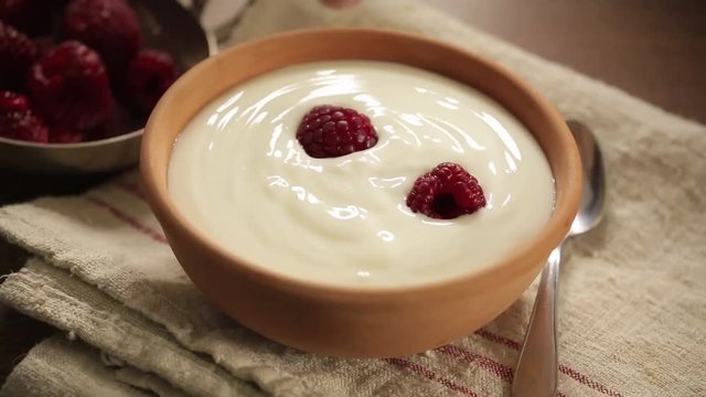 yogurt with raspberries ank muesli
