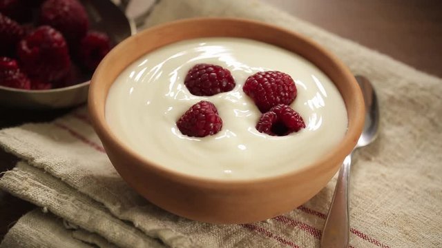 yogurt with raspberries ank muesli