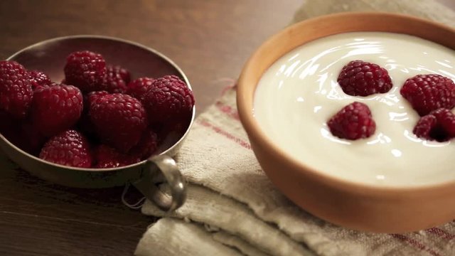 yogurt with raspberries ank muesli