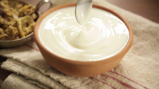 yogurt with raspberries ank muesli