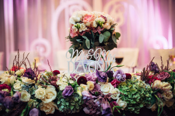 Obraz na płótnie Canvas The decoratins of flowers standing on the wedding table