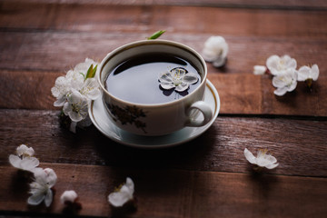 черный чай и белые цветы