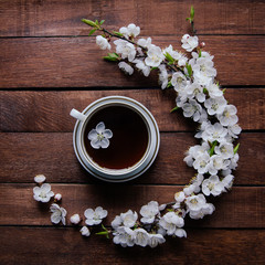 чай и полукруг из цветов